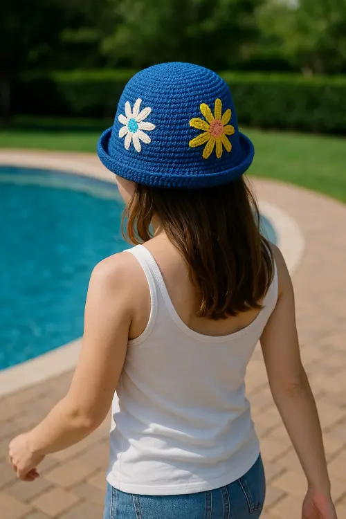 Chapéu tipo bucket hat, azul, feito em crochê, com fio de barba