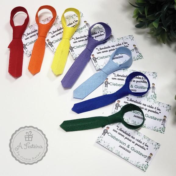 Mini Gravata Arco Iris com Tag Personalizado