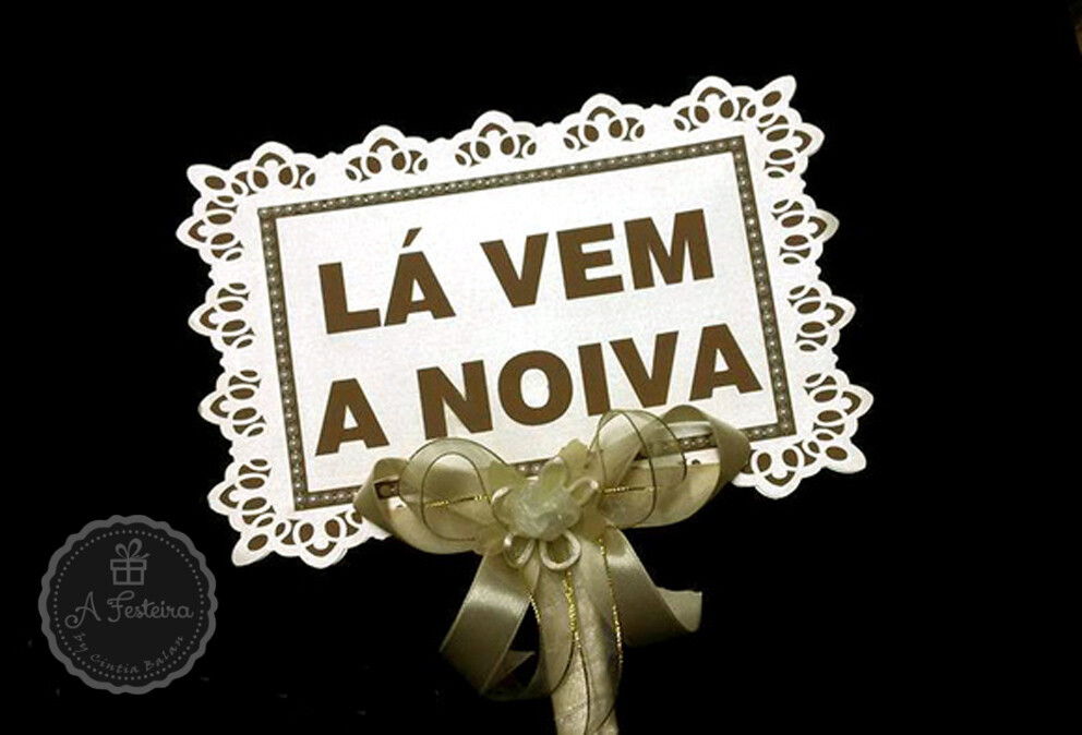 Placa Lá Vem a Noiva Marfim