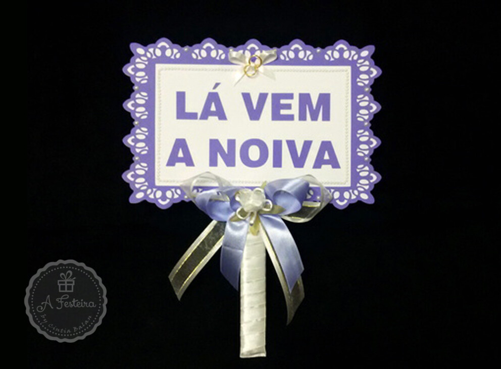 Placa Lá Vem a Nova Lilás