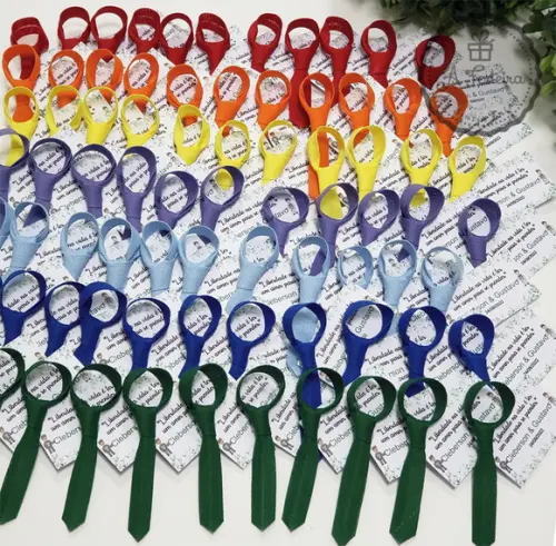 Mini Gravata Arco Iris com Tag Personalizado