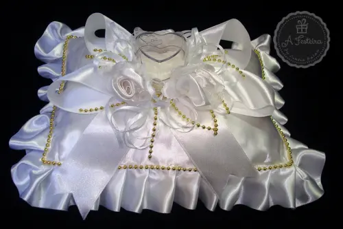 Almofadinha Porta Alianças Babado com Dourado