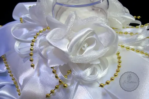 Almofadinha Porta Alianças Babado com Dourado