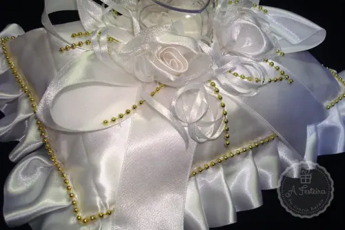 Almofadinha Porta Alianças Babado com Dourado