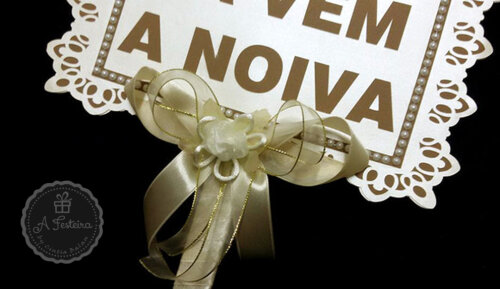 Placa Lá Vem a Noiva Marfim