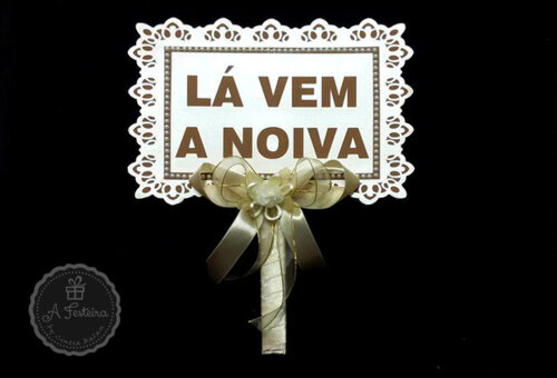 Placa Lá Vem a Noiva Marfim