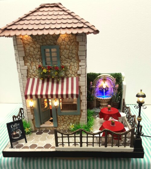 CAFETERIA EM MINIATURA, MINI CENÁRIO, MAQUETE, DIORAMA, CAFETERIA ESTILO MEDITERRÂNEO, FONTE DE ÁGUA, DECORAÇÃO COM LUZ