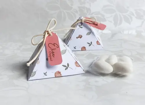 Pirâmide com Amendoas Personalizadas