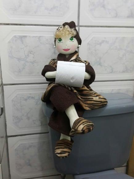 boneca porta papel higienico