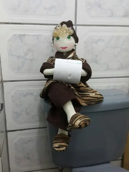 boneca porta papel higienico