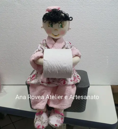 Boneca porta papel higienico