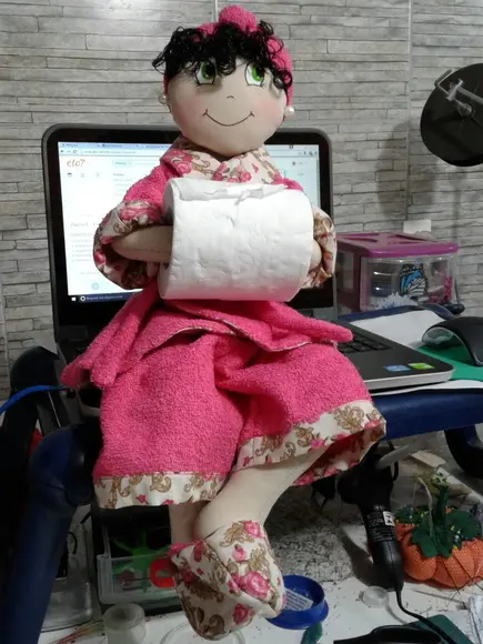 boneca porta papel higienico