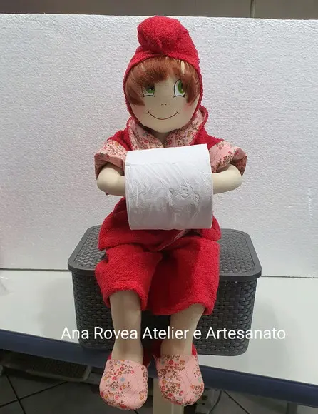 Boneca porta papel higienico