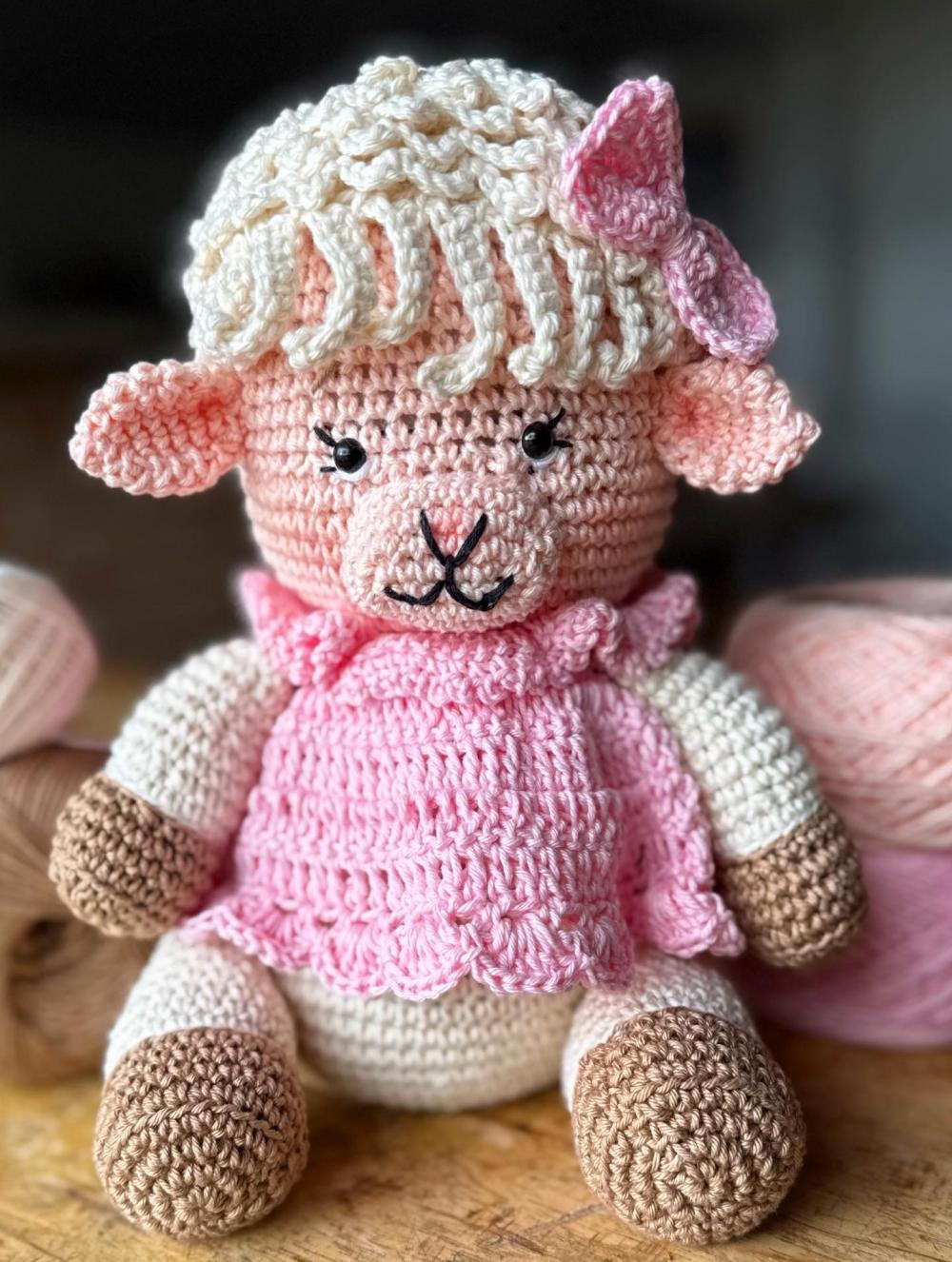 Ovelhinha Amigurumi Lola em Crochê - 25 cm