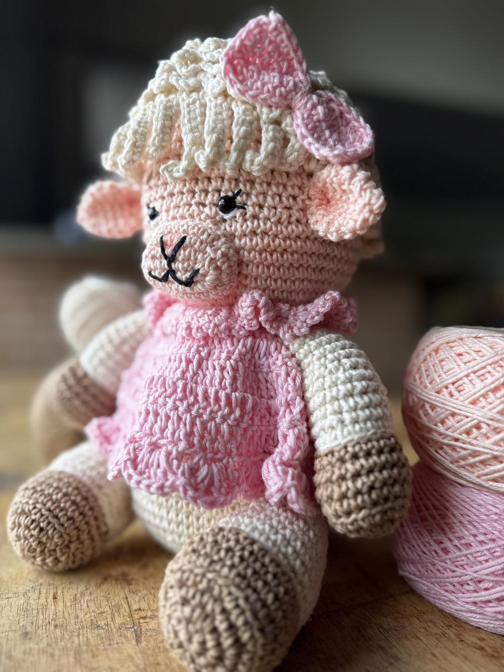 Ovelhinha Amigurumi Lola em Crochê - 25 cm