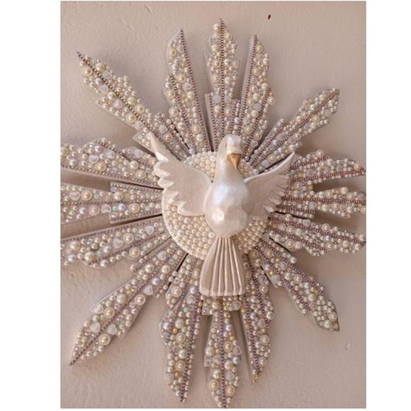 Espírito Santo em Madeira de Parede Decorado em Perolas 50cm