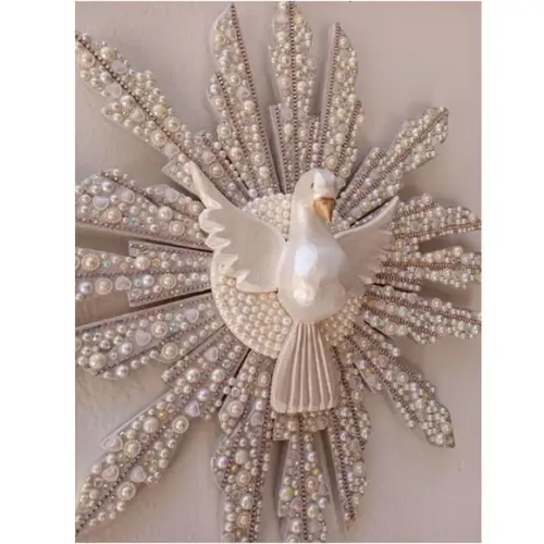 Espírito Santo em Madeira de Parede Decorado em Perolas 50cm