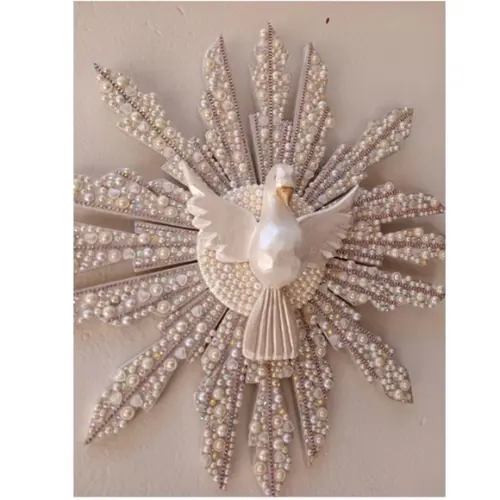 Espírito Santo em Madeira de Parede Decorado em Perolas 50cm