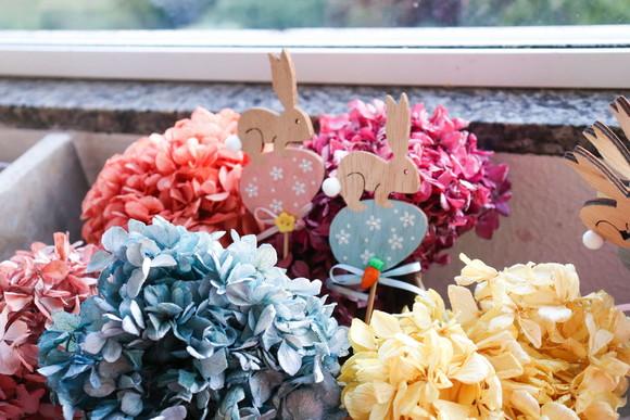 Casal de Coelhos Decorativos em Madeira no Palito