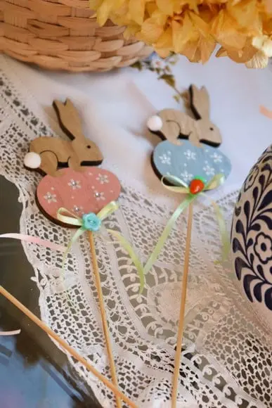 Casal de Coelhos Decorativos em Madeira no Palito