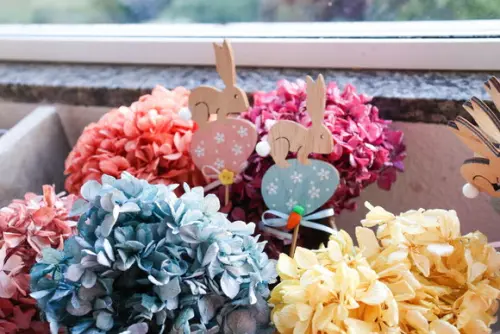 Casal de Coelhos Decorativos em Madeira no Palito