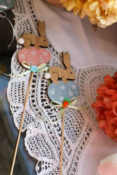 Casal de Coelhos Decorativos em Madeira no Palito