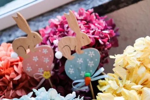 Casal de Coelhos Decorativos em Madeira no Palito