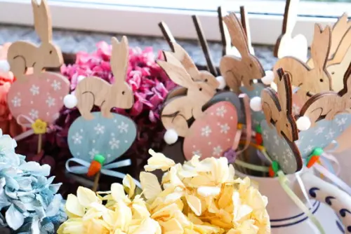 Casal de Coelhos Decorativos em Madeira no Palito