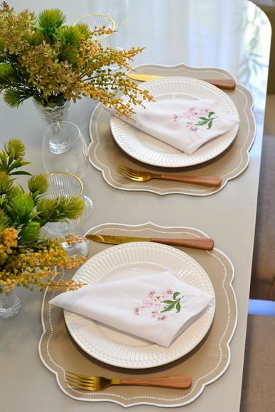 Kit Mesa Posta Bege + Floral Bordado 4 Lugares / Dupla Face