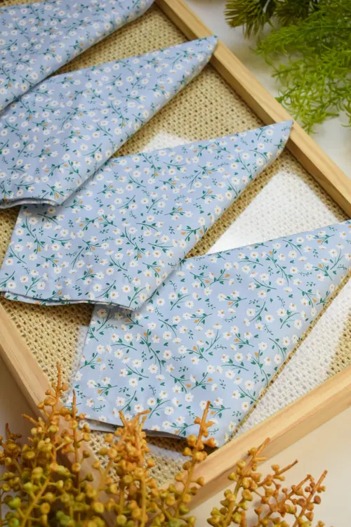 Guardanapo Azul Claro com Margaridas Brancas / 4 Unidades