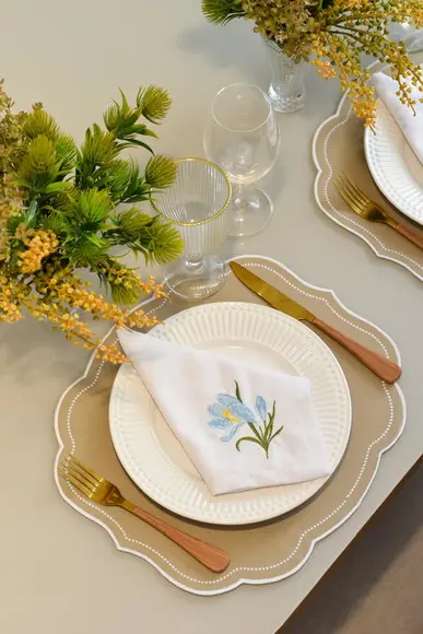 Kit Mesa Posta Bege + Floral Bordado 4 Lugares / Dupla Face