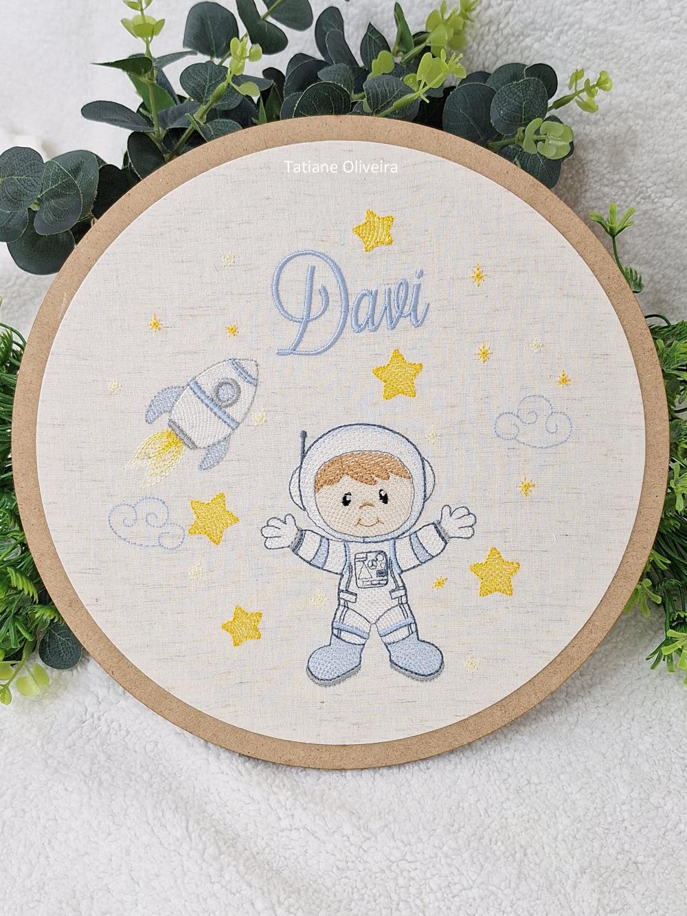 Enfeite maternidade bastidor bordado - Astronauta