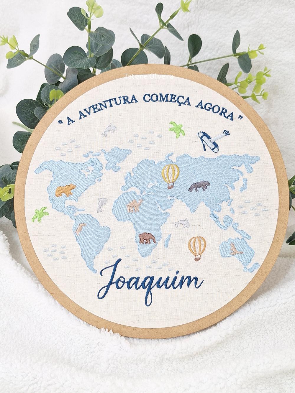 Enfeite maternidade bastidor bordado - Mapa Mundi com frase