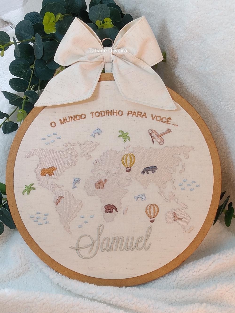 Enfeite maternidade bastidor bordado - Mapa Mundi com frase