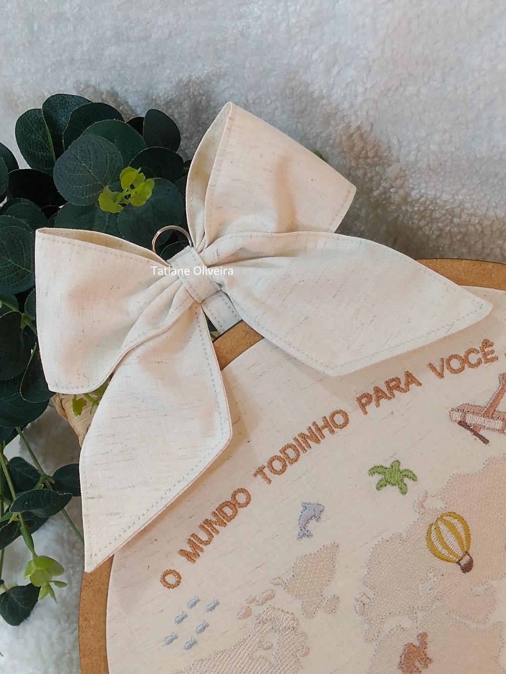 Enfeite maternidade bastidor bordado - Mapa Mundi com frase