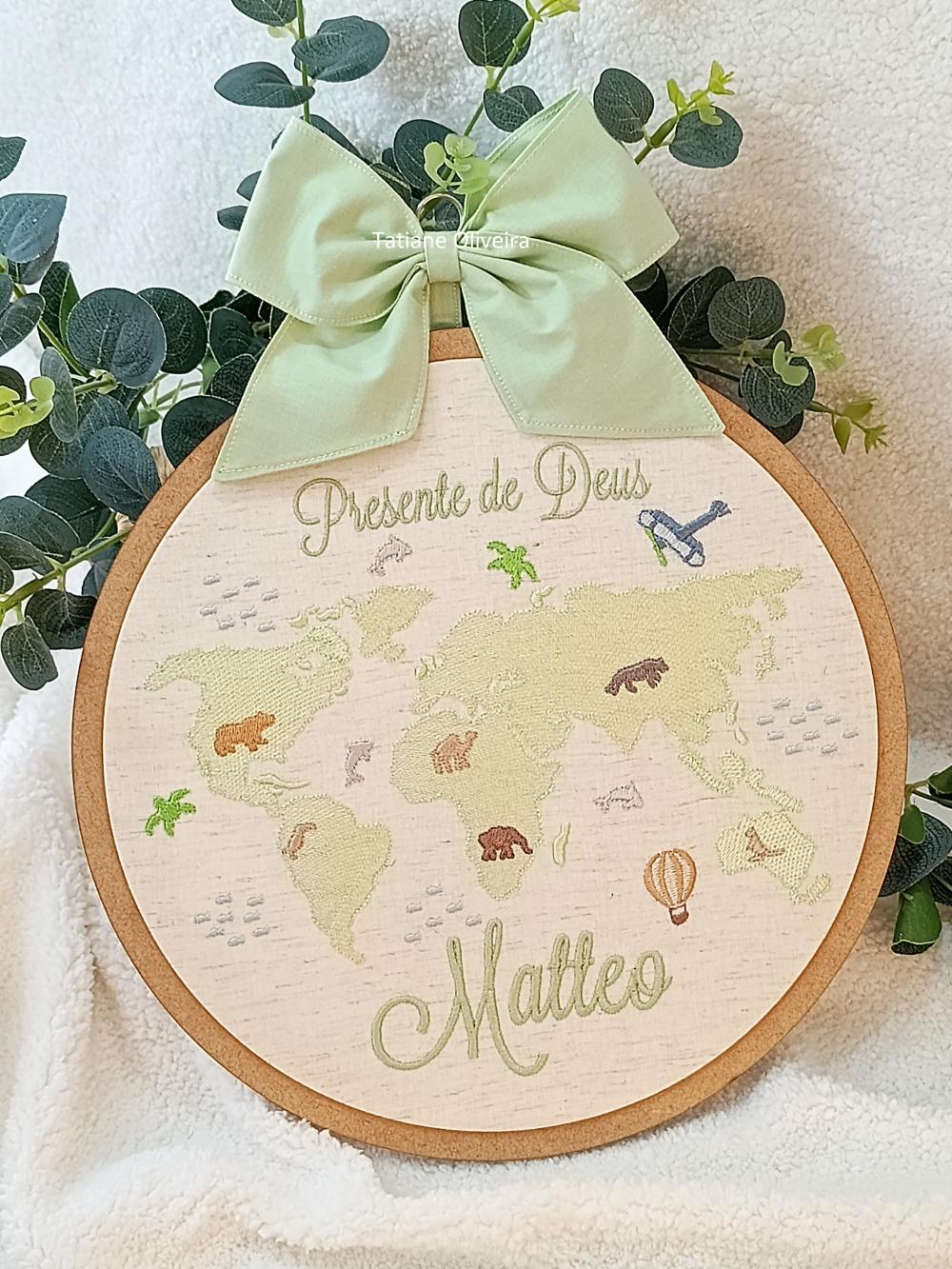 Enfeite maternidade bastidor bordado - Mapa Mundi com frase