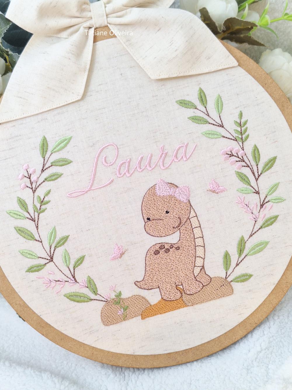 Enfeite Maternidade Bastidor Bordado - Dinossaura