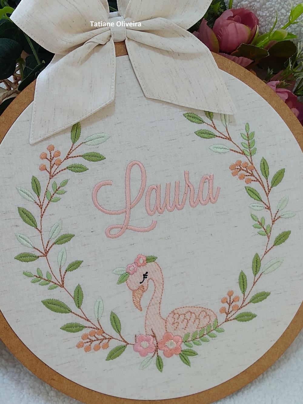 Enfeite maternidade bastidor bordado - Jardim Encantado Flamingo