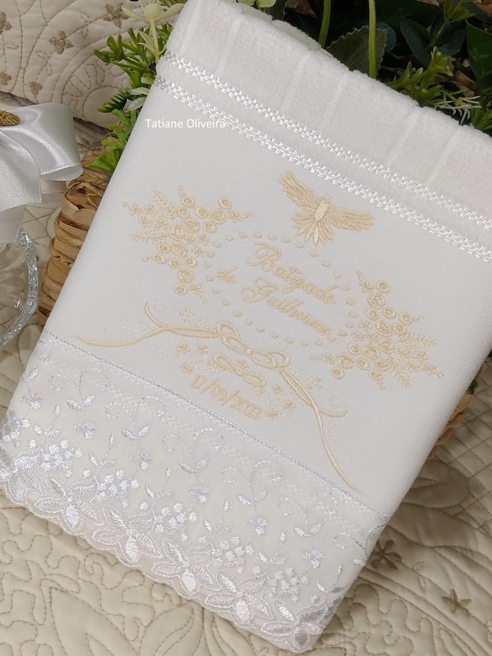 Toalha De Batizado Bordada E Vela Decorada Batizado