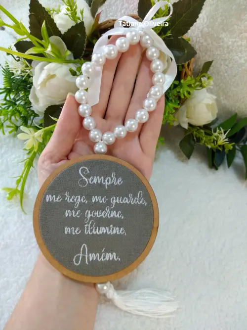 Pingente De Berço Bordado Com Oração - Medalhão De Berço