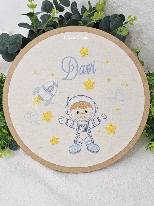 Enfeite maternidade bastidor bordado - Astronauta