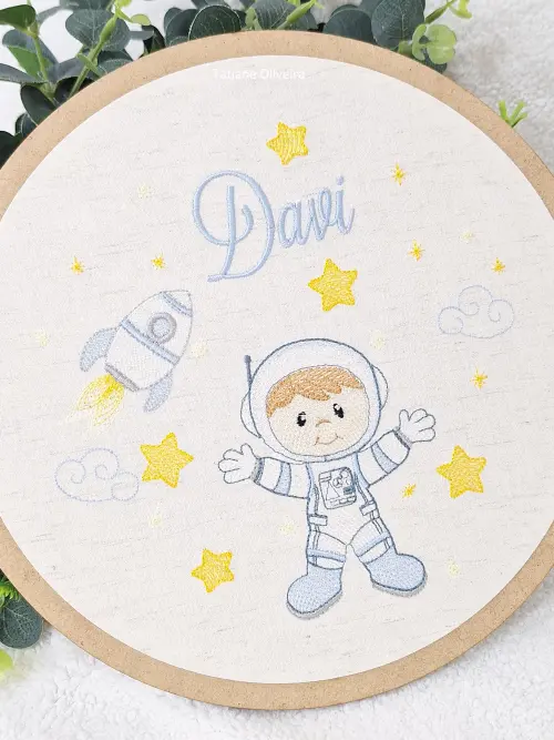 Enfeite maternidade bastidor bordado - Astronauta