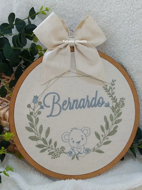 Enfeite maternidade bastidor bordado - Coala