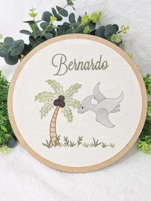 Enfeite maternidade bastidor bordado - Dinossauro