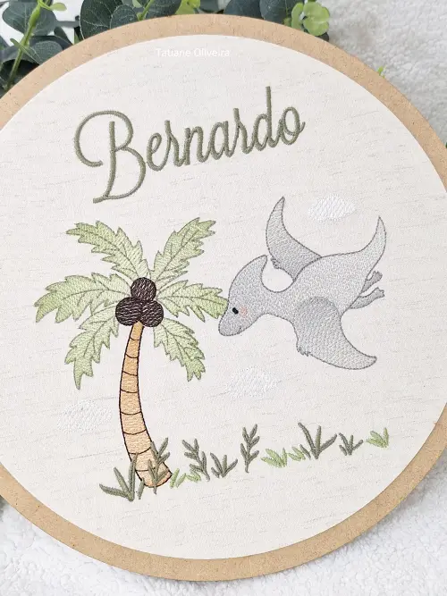 Enfeite maternidade bastidor bordado - Dinossauro