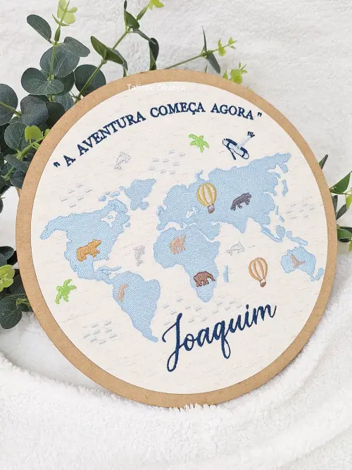 Enfeite maternidade bastidor bordado - Mapa Mundi com frase