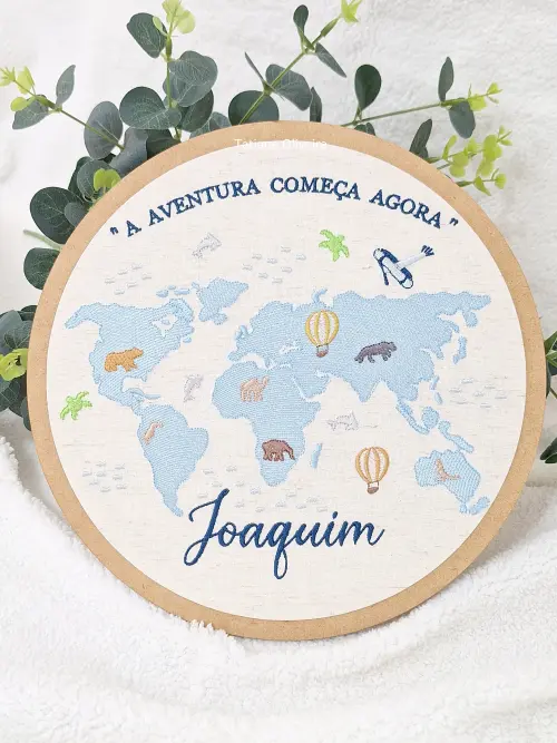 Enfeite maternidade bastidor bordado - Mapa Mundi com frase