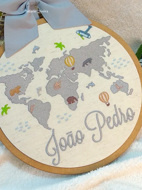 Enfeite maternidade bastidor bordado - Mapa Mundi