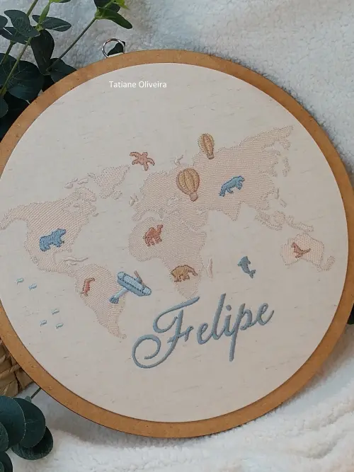 Enfeite maternidade bastidor bordado - Mapa Mundi