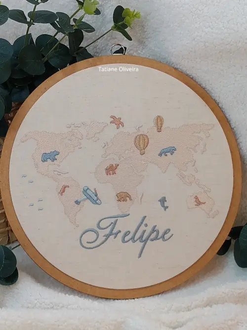 Enfeite maternidade bastidor bordado - Mapa Mundi